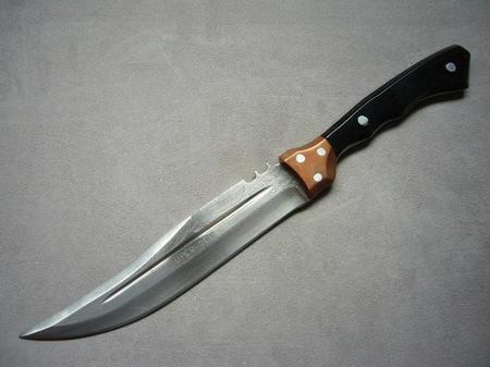 Охотничий нож с лагерной формой лезвия